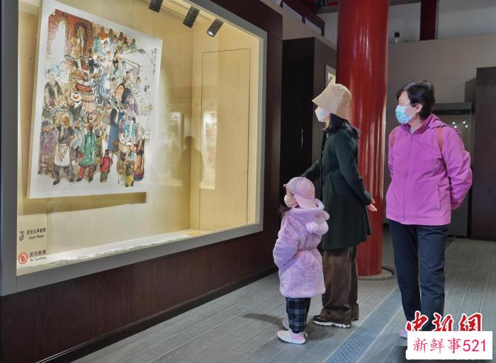 图为游客在景山公园观展。　景山公园供图