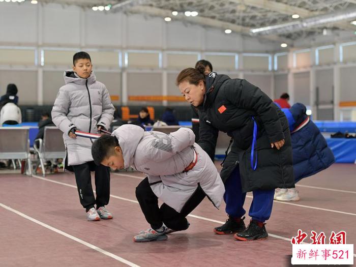 吴红赛前指导万芷贤、万芷媛姐妹。　刘栋 摄