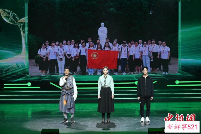 启动仪式上，受助大学生讲述成长故事。　宋基会供图