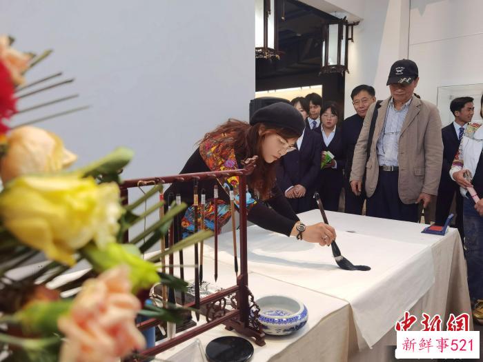 图为台湾书法家吴淑在博物馆现场挥毫泼墨。　周燕玲 摄