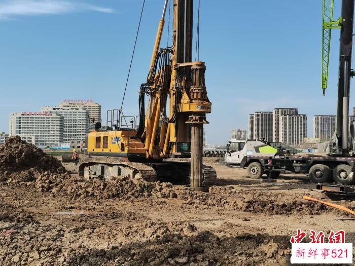 宿州体育中心首个桩基开钻。　李永 摄