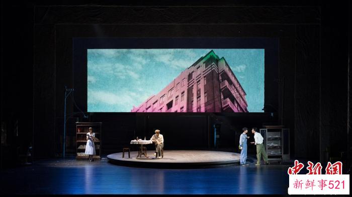 沪语舞台剧《繁花》(第一季)剧照。　 香港特区政府新闻网 摄