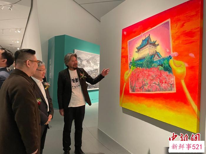 观众欣赏《幸福的记忆》作品 马芙蓉 摄