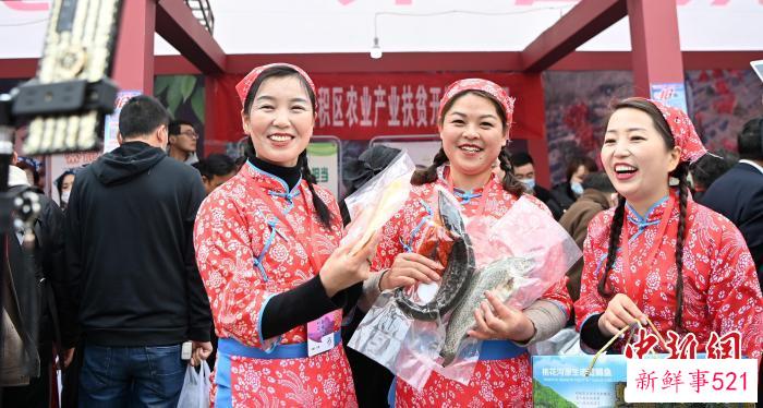 图为甘肃天水“村花”直播团助力“甘味”产销。　九美旦增 摄