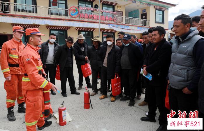 林芝市森林消防支队指战员正在讲解灭火器的使用方法。　西绕拉翁 摄