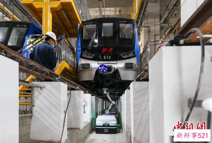 图为列车智能巡检机器人在进行巡检作业。　记者 贾天勇 摄