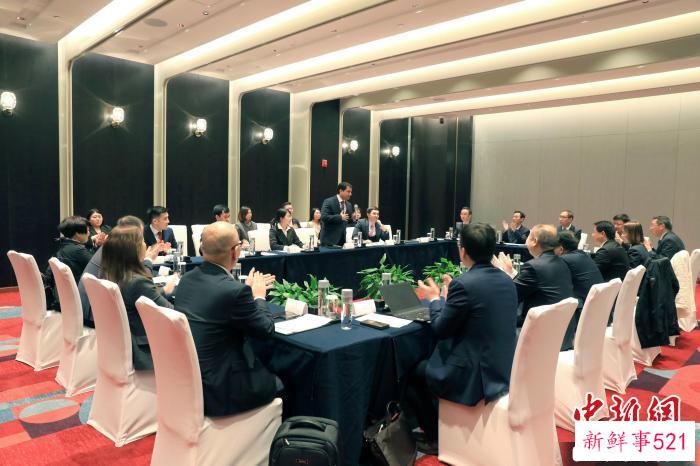 法尔霍德·阿尔济耶夫与企业代表座谈。　王磊 摄