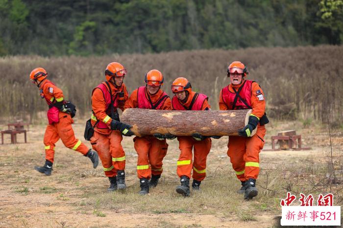 开辟安全区中，消防员合力将障碍清除。　王治康 摄