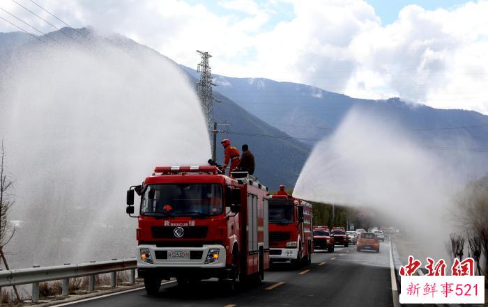 林芝市森林消防支队消防员正在进行洒水增湿作业。　西绕拉翁 摄