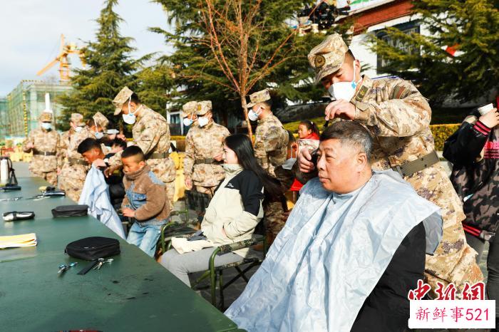 图为官兵为民众义务理发。　拉萨警备区某团供图