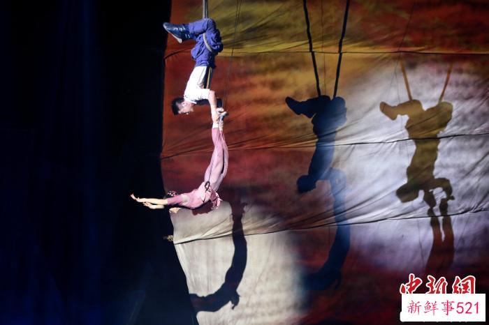 杂技剧《铁道英雄》正在演出中。　梁犇 摄
