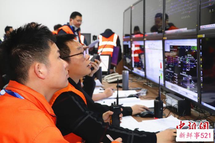 图为工作人员查看数据。　吴鹏泉 摄