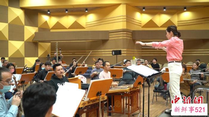 努尔巴纳·依明排练现场。　赵雅敏 　摄