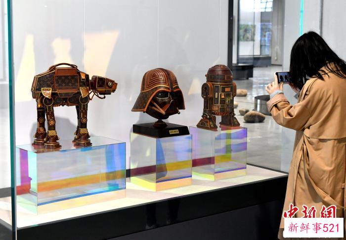 大师真迹展、当代艺术收藏展吸引参观者。　吕明 摄