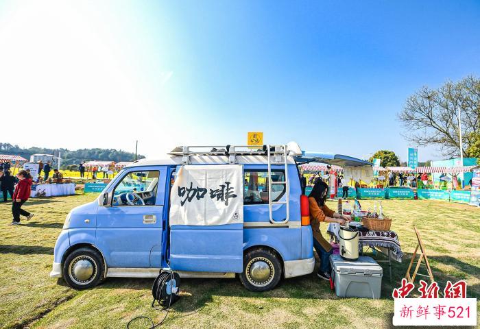 江背镇春日集市现场。　江背镇政府供图