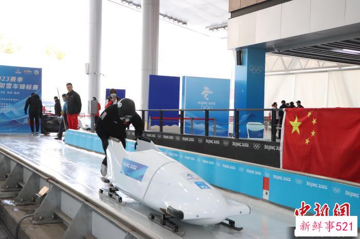 图为参赛运动员们进行训练。　张思琦 摄