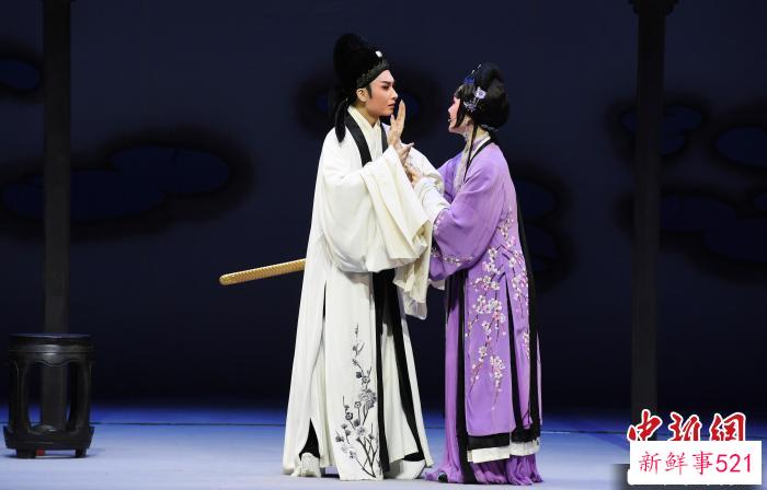 “青春版”越剧《唐琬》演出现场。　记者刘可耕 摄