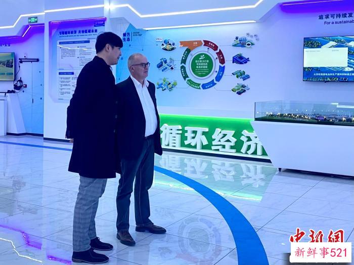 霍尔格参观巴斯福杉杉电池材料(宁夏)有限公司展示厅。　屈琳昆 摄