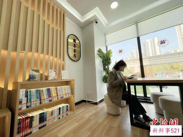 图为读者正在孺子书房文一锦门分馆内阅读。　胡位涛 摄
