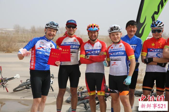 图为多名参赛选手在赛后合影。　玛依拉 摄