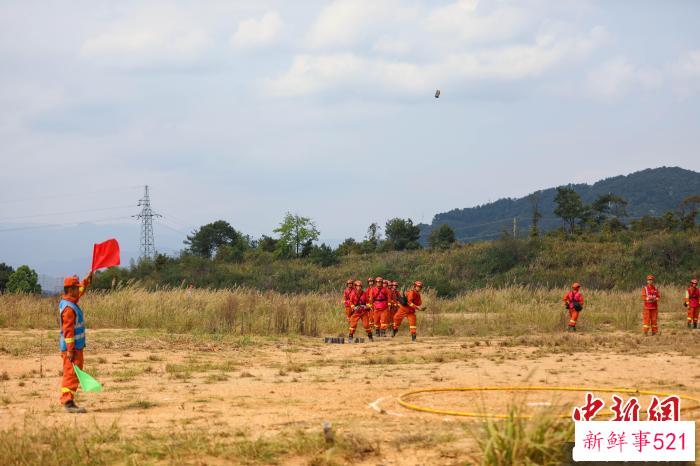 消防员正在投掷灭火弹。　王治康 摄