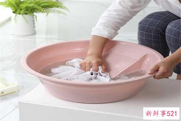 如何消除衣服上的白色硬蛋 如何预防？