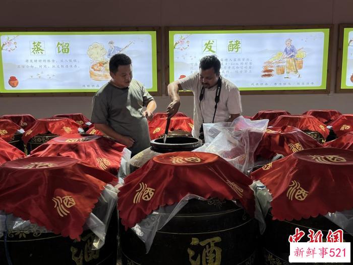 吴迪(Saiyedul)正在参观流芳乡豆酒制造厂。　受访者供图