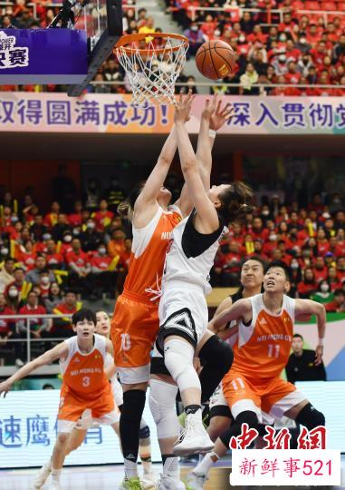双方拼抢篮板。　张浪 摄