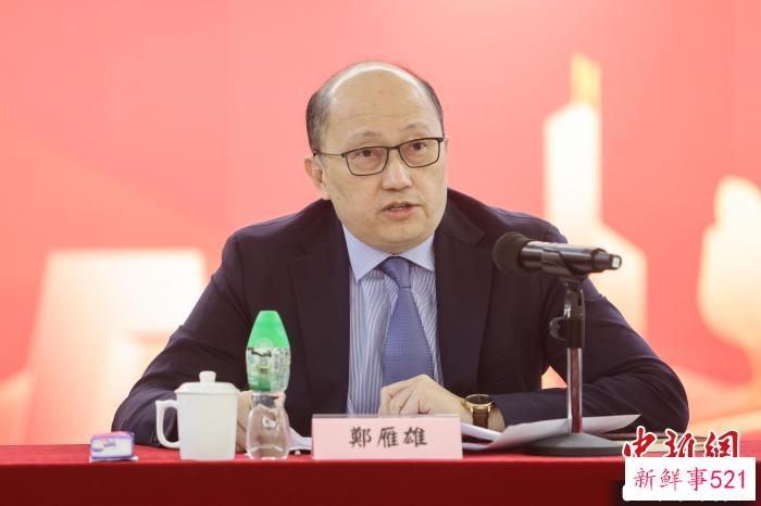 郑雁雄与与会代表交流。　中央政府驻港联络办 摄