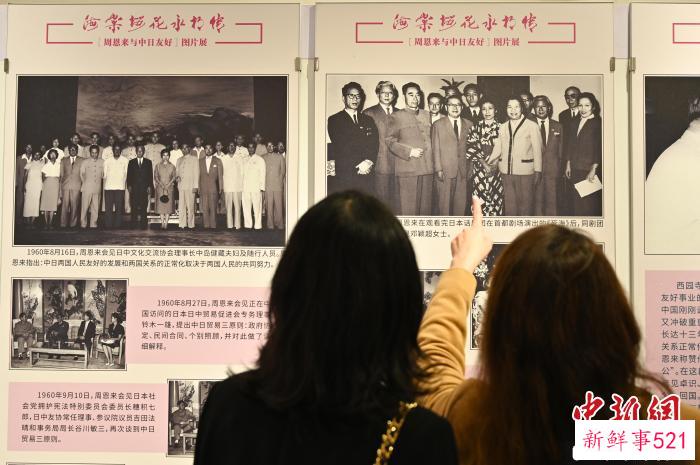 民众观看展览 陈楚红 摄