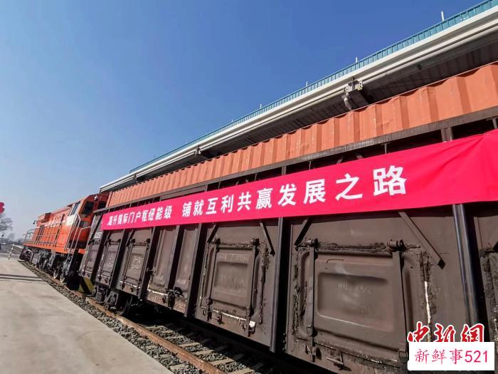 发车现场。　赵桂华 摄