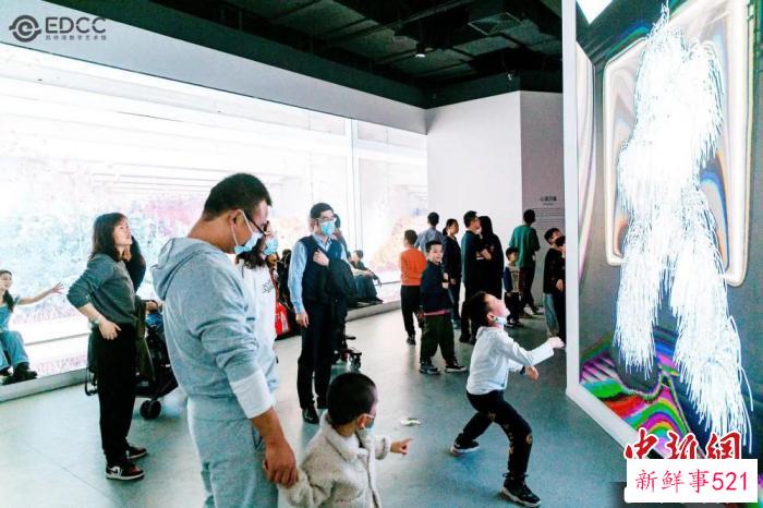 图为参观者与大屏互动。　苏州湾数字艺术馆供图