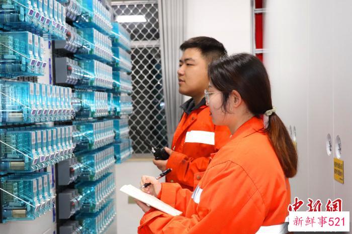 图为工作人员记录数据。　吴鹏泉 摄