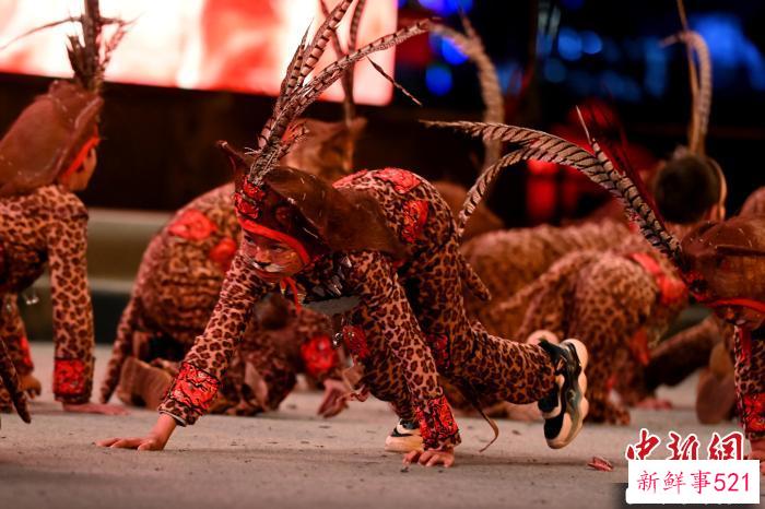 图为演员在开幕式上表演“小豹子笙” 李嘉娴 摄