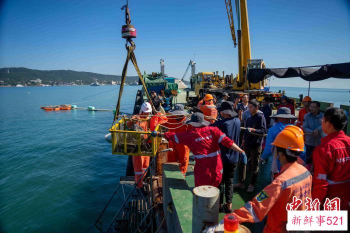 资料图：考古人员在现场起吊弹药箱。　山东省水下考古研究中心供图
