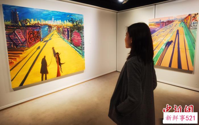 观众观展。　索有为 摄