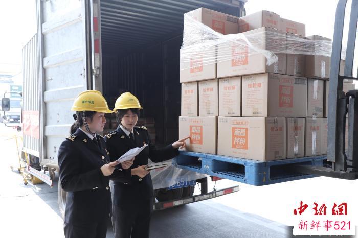 图为赣江新区海关关员指导企业出口南昌拌粉装箱。　赣江新区海关供图