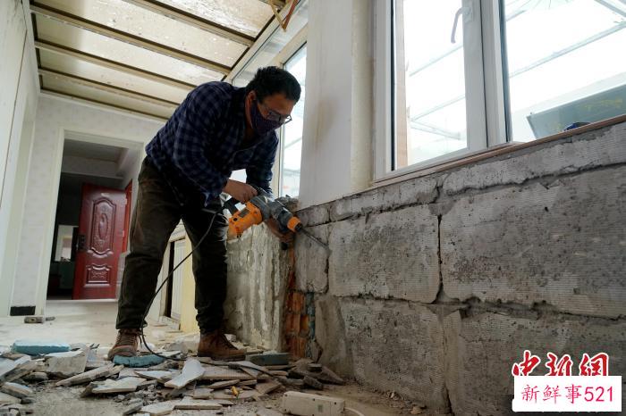 图为农户正在升级改造民宿。　马铭言 摄