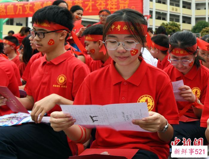 学生在阅读书信。　蒋雪林 摄
