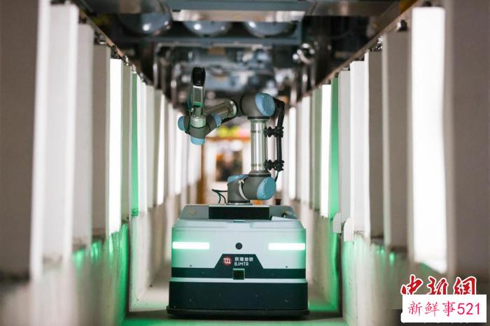 图为列车智能巡检机器人在进行巡检作业。　记者 贾天勇 摄