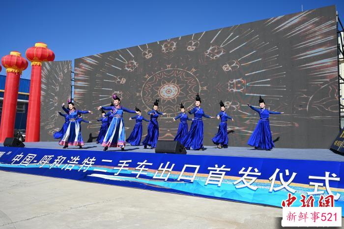 图为首发仪式上的舞蹈表演。　刘文华 摄