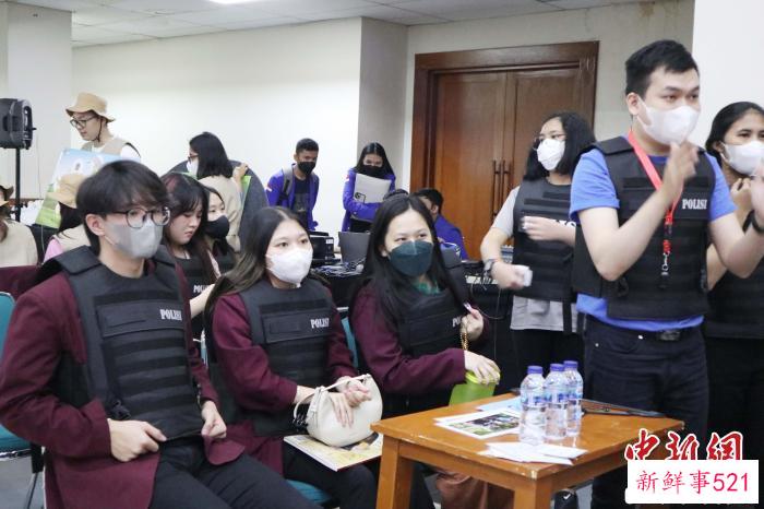 印尼阿拉扎大学孔子学院学员表演“中文+职业”