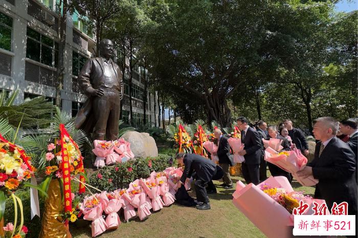 向李陆大先生铜像献花。　刘伯怡 摄