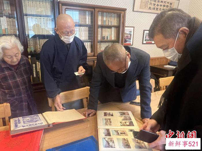 在福冈平等寺，中日黄檗人士重温交流历史。　黄檗会供图