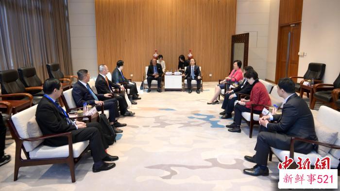 厦大校长张宗益会见与会外籍嘉宾代表。　厦大供图