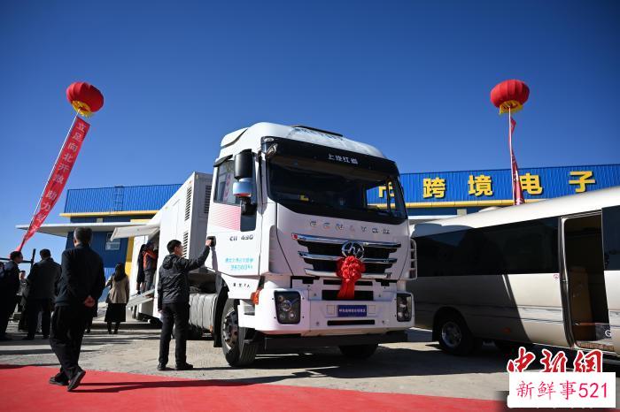 图为活动现场即将出口的二手车辆。　刘文华 摄