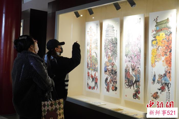 图为游客在景山公园观展。　景山公园供图