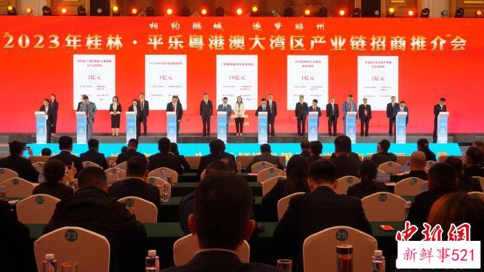 企业签约仪式。　欧惠兰 摄