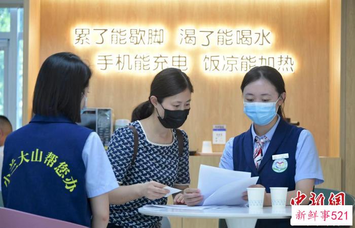 在临沂市兰山区政务服务中心，志愿者正帮助办事民众准备材料，方便民众快捷办理各种业务。　孙磊 摄