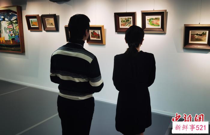 观众观展。　索有为 摄